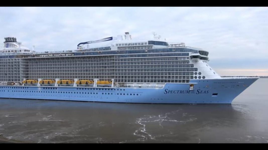 ΣΤΟΝ ΠΕΙΡΑΙΑ ΤΟ ΜΕΓΑΛΥΤΕΡΟ ΚΡΟΥΑΖΙΕΡΟΠΛΟΙΟ ΤΟΥ ΚΟΣΜΟΥ