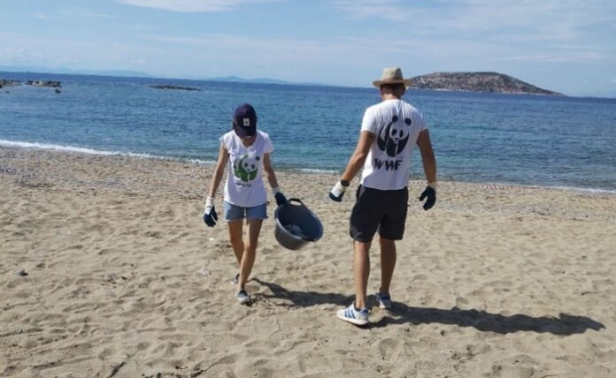 wwf-ellas-neo-programma-yiothetise-mia-paralia-medet
