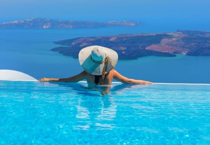 santorini-pisina-tourism-toyrismos-shutterstock