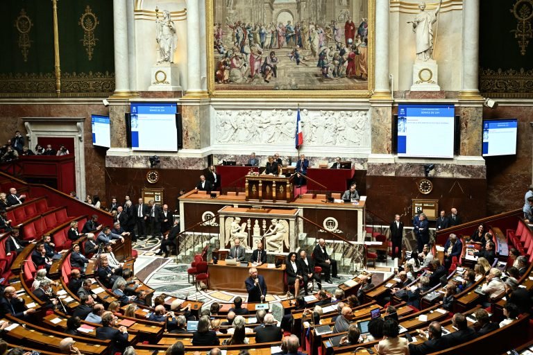 Έπεσε η κυβέρνηση στη Γαλλία