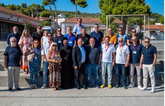 seajets_dorean_iatrikes_exetaseis_stin_alonniso_2025_1 : Ο Υπεύθυνος Στρατηγικού Σχεδιασμού και Ανάπτυξης της SEAJETS, Μάριος Ηλιόπουλος, με τον Αρχιμανδρίτη Καλλίνικο Γεωργακόπουλο, Εκπρόσωπος Ιερέας Μητροπόλεως Δημητριάδος και Αλμυρού, τον Δήμαρχο Αλοννήσου, Παναγιώτη Αναγνώστου και τους εθελοντές ιατρούς ιατροί που συμμετείχαν στη δράση, μέλη του Ιατρικού, Οδοντιατρικού και Φαρμακευτικού Συλλόγου Νομού Μαγνησίας, στον προαύλιο χώρο του Δημοτικού Σχολείου Αλοννήσου, όπου πραγματοποιήθηκε η δράση.