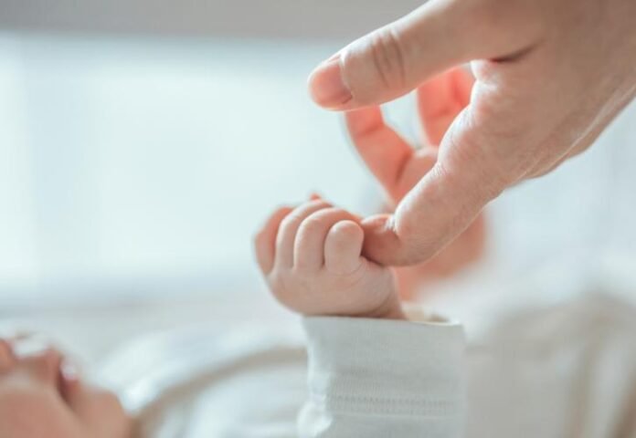 shutterstock_-_dimografiko_-_gennisi_-_mwro_-_mitera