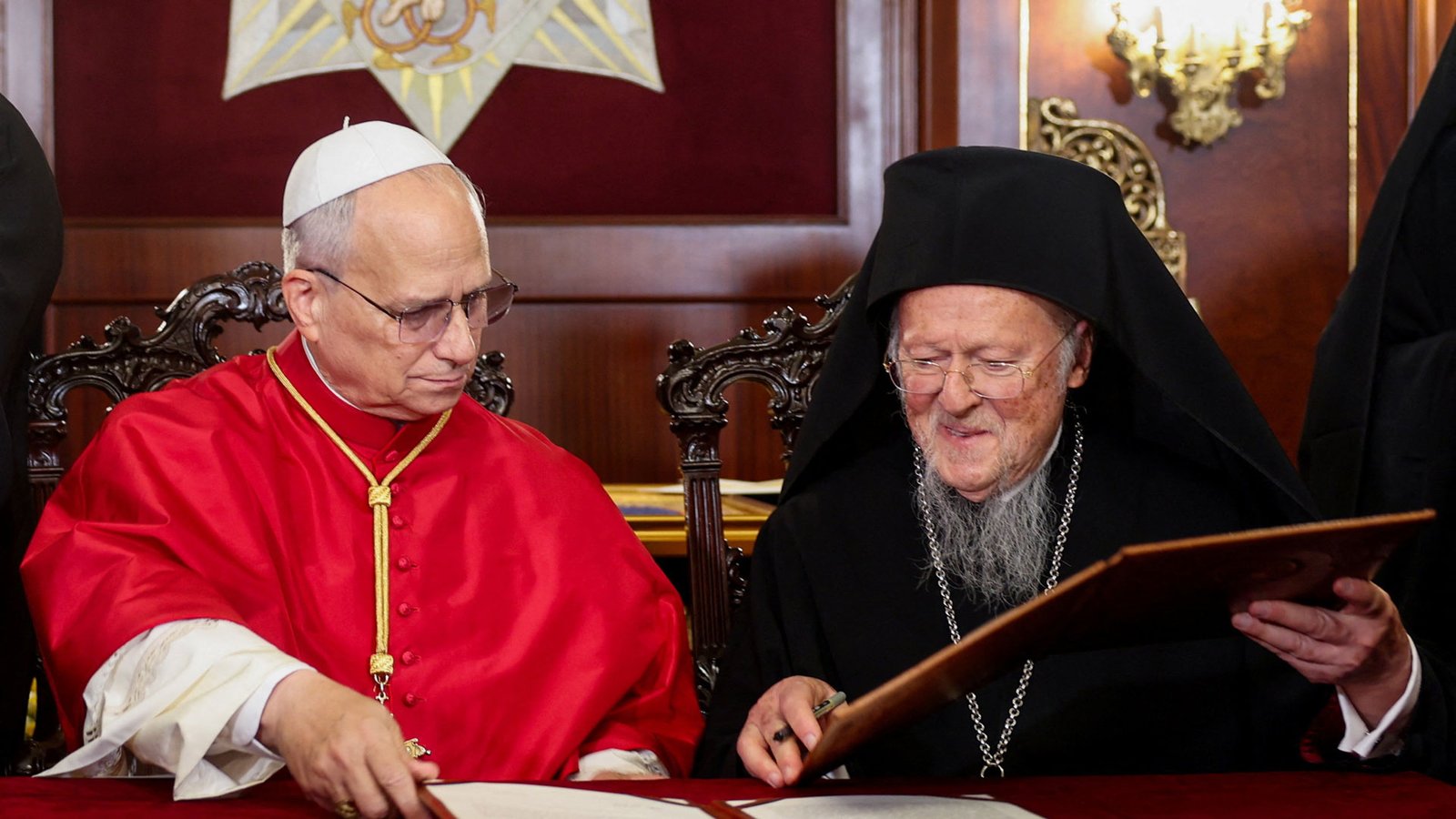 Στο Φανάρι ο Πάπας Λέων – Υπεγράφη η κοινή διακήρυξη με τον Οικουμενικό Πατριάρχη Βαρθολομαίο