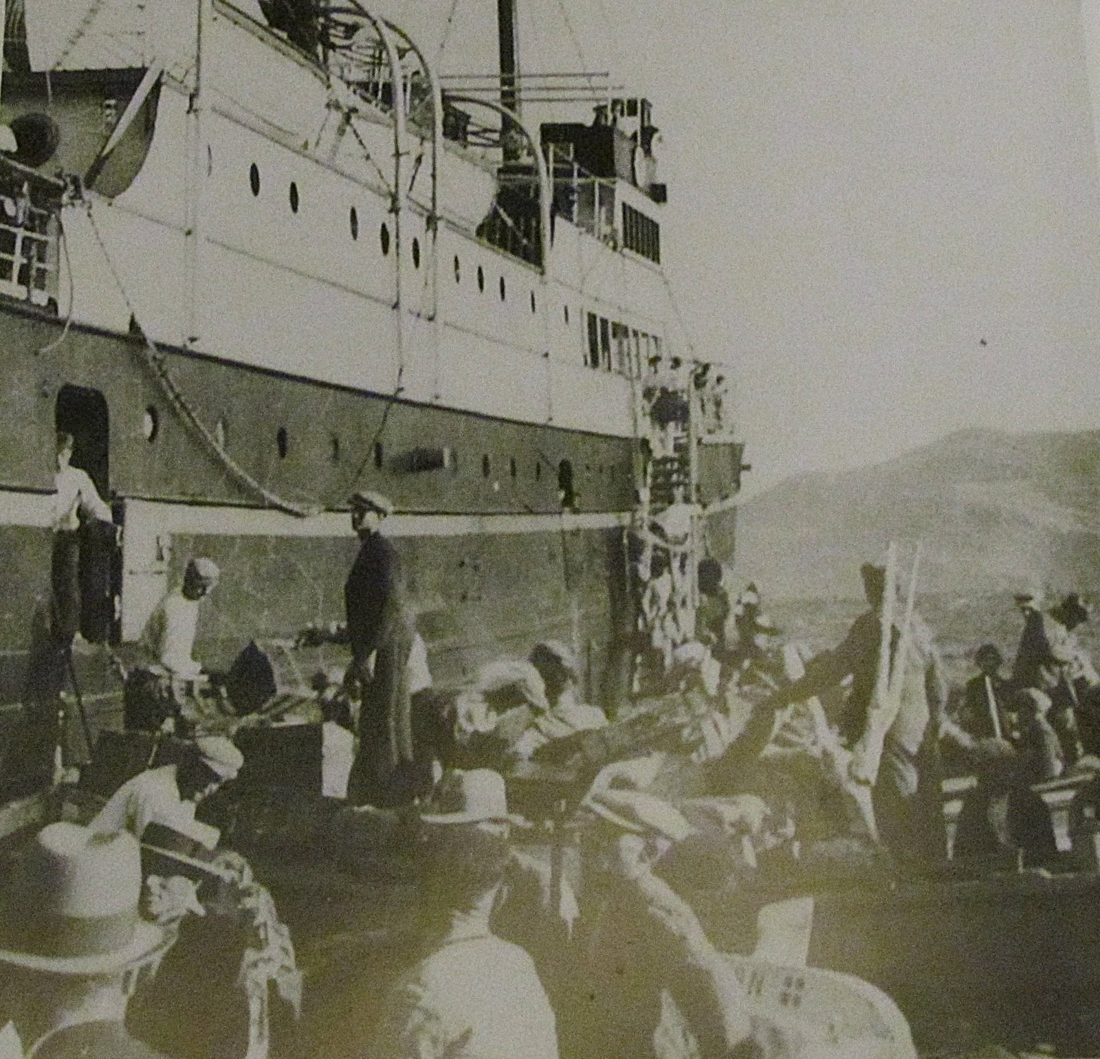 Οι παλιοί ταχυδρόμοι που μετέφεραν δέματα απο Σίφνο στην Αθήνα και αντίστροφα.