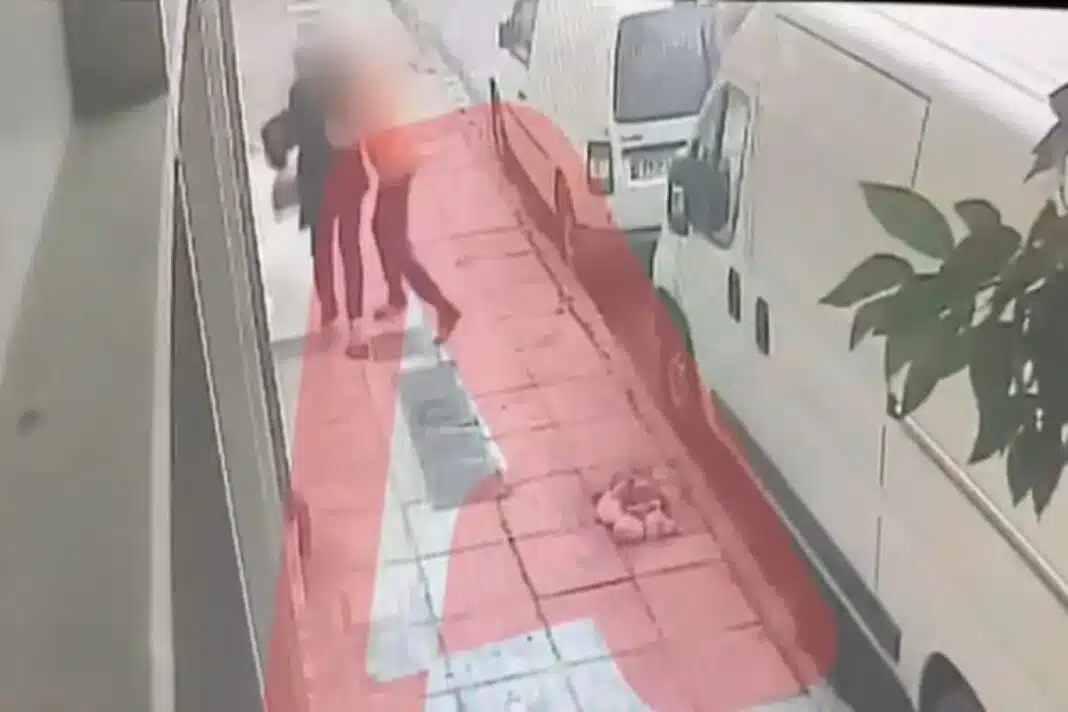 Καλλιθέα: Σοκάρει βίντεο από επίθεση σε ηλικιωμένη – Άνδρας την έριξε κάτω και της άρπαξε την αλυσίδα