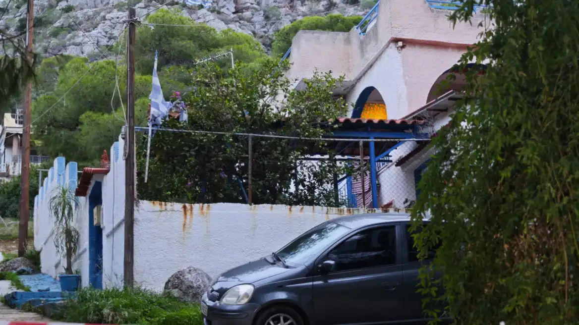 Άγρια δολοφονία ηλικιωμένης στη Σαλαμίνα: Τη χτύπησαν οι ληστές με μπουκάλι στο κεφάλι μέσα στο σπίτι της