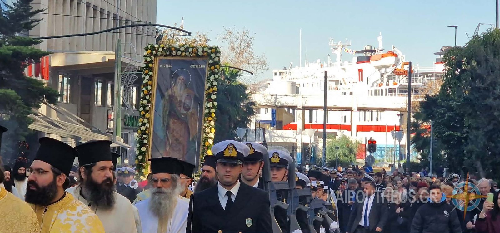 Ο Πειραιάς τίμησε με λαμπρότητα και λιτάνευση τον πολιούχο του Αγιο Σπυρίδων.Βίντεο