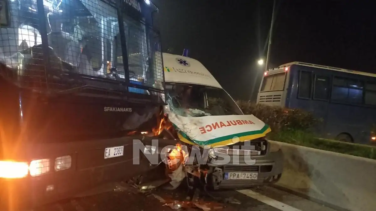 Ασθενοφόρο «καρφώθηκε» πάνω σε κλούβα της αστυνομίας στον Πλατύκαμπο