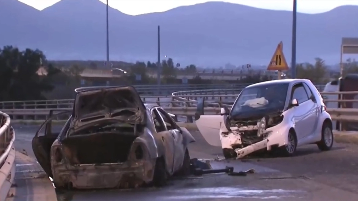 Αυτοκίνητο κάηκε ολοσχερώς μετά από τροχαίο έξω από το ΣΕΦ