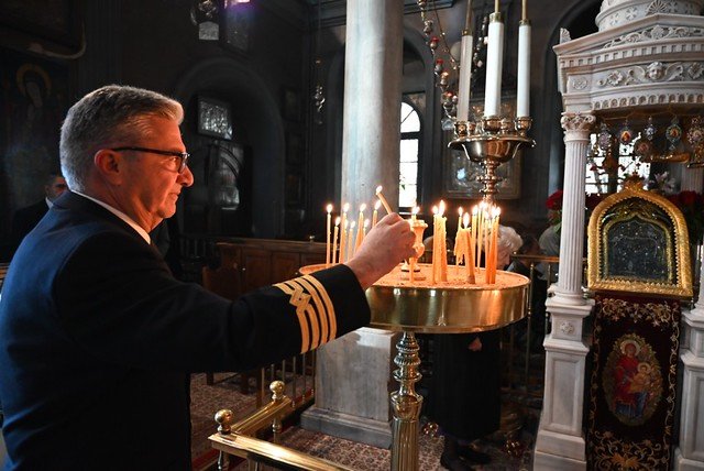 Ποδαρικό από το ΑΡΤΕΜΙΣ στην Τήνο.Ο καπετάν Στέλιος Περιστεράκης στον ναό της Μεγαλόχαρης