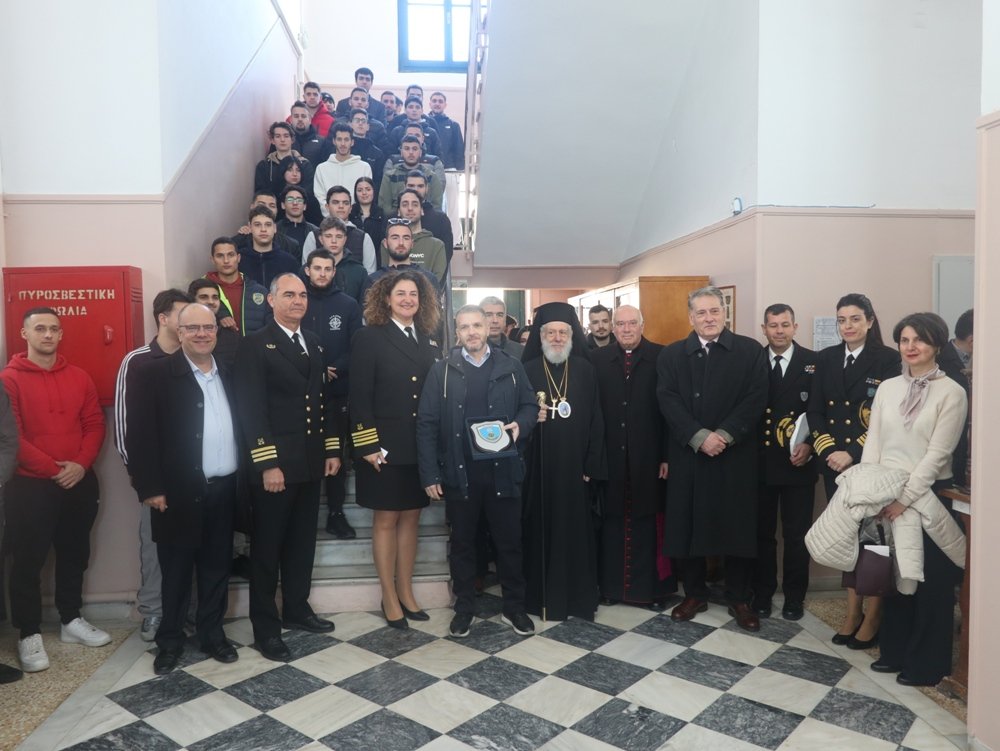 Την Αγιοβασιλειόπιττα της Ακαδημίας Εμπορικού Ναυτικού Σύρου ευλόγησε σήμερα ο Σεβασμιώτατος κ. Δωρόθεος Β΄