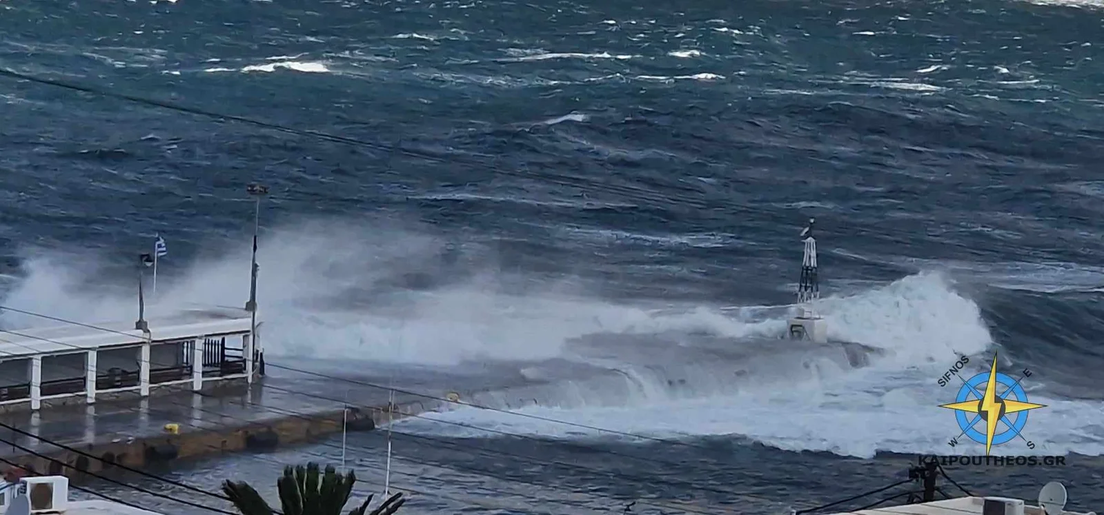 Ισχυροί άνεμοι κρατούν δεμένα αρκετά πλοία