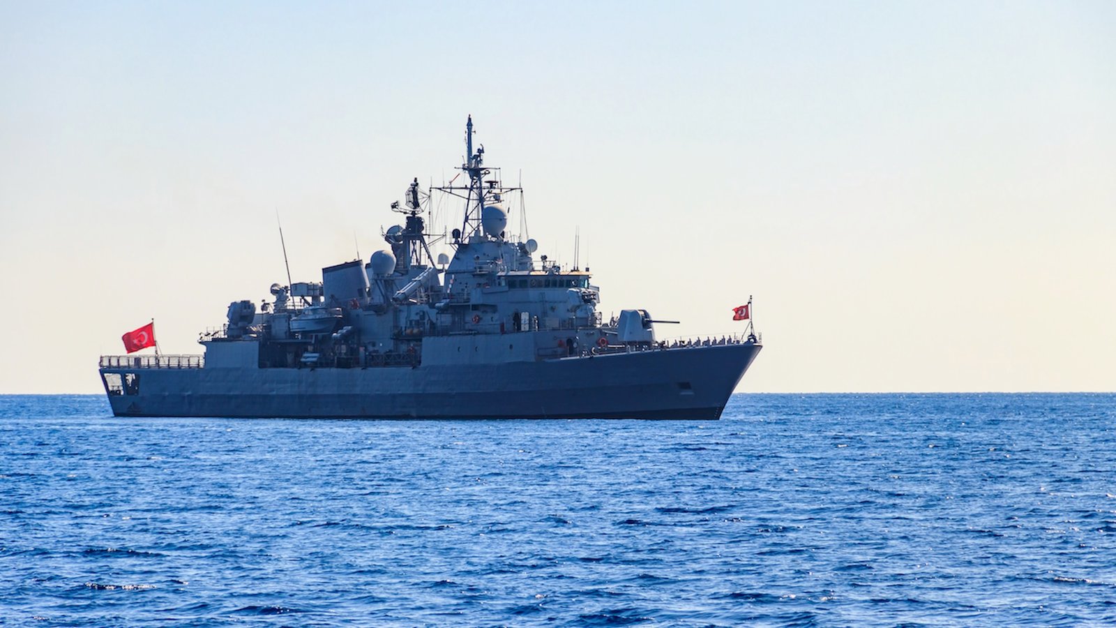 Τουρκική φρεγάτα παρενόχλησε πλοίο που ποντίζει καλώδιο από Αμοργό στην Αστυπάλαια