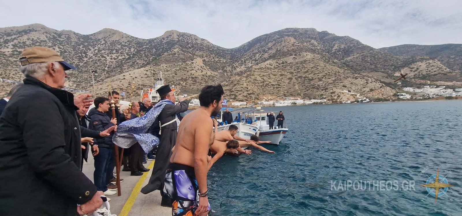 Με μεγαλοπρέπεια εορτάστηκαν τα Θεοφάνεια στο λιμάνι Καμαρών Σίφνου