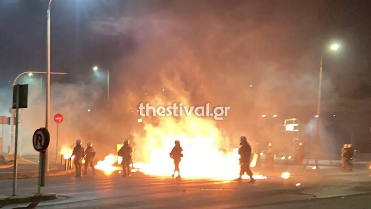 Θεσσαλονίκη: Επεισόδια με δεκάδες μολότοφ και δακρυγόνα έξω από το ΑΠΘ – Πάνω από 200 προσαγωγές, τραυματίστηκε αστυνομικός.Βίντεο