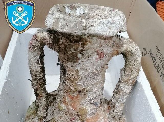 Ψαράς έπιασε στα δίχτυα του πιθανόν αρχαίο αμφορέα