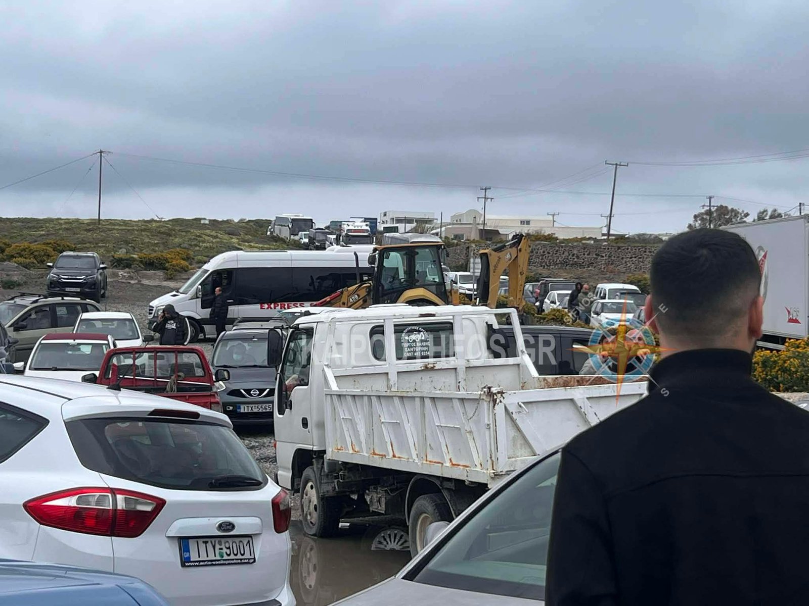 Κλειστός δρόμος προς λιμάνι Σαντορίνης λόγω κατολισθήσεων από τη βροχή