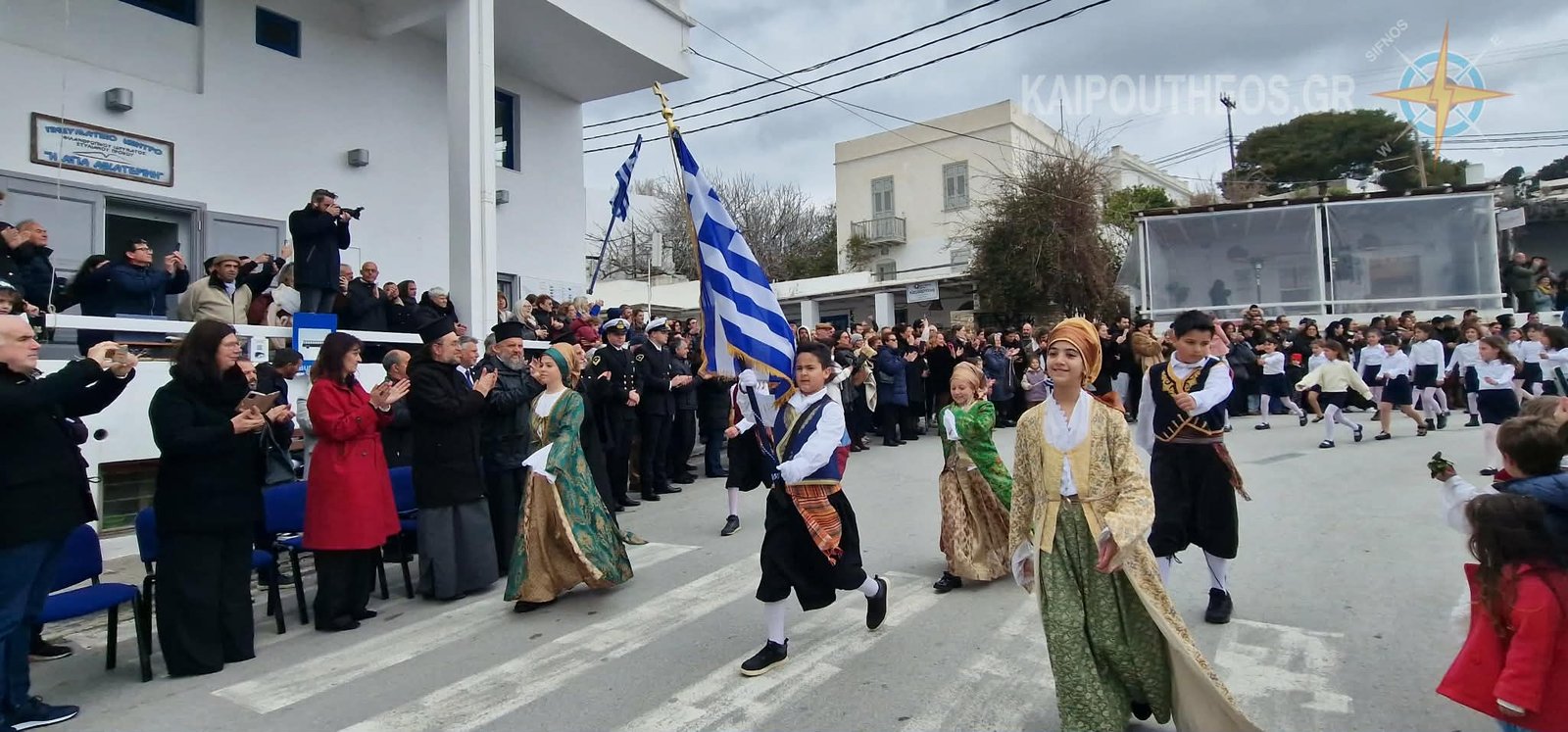 Με λαμπρότητα και εθνική υπερηφάνεια ο εορτασμός της 25ης Μαρτίου στη Σίφνο – Η μαθητιώσα νεολαία τίμησε τους Ήρωες. Βίντεο