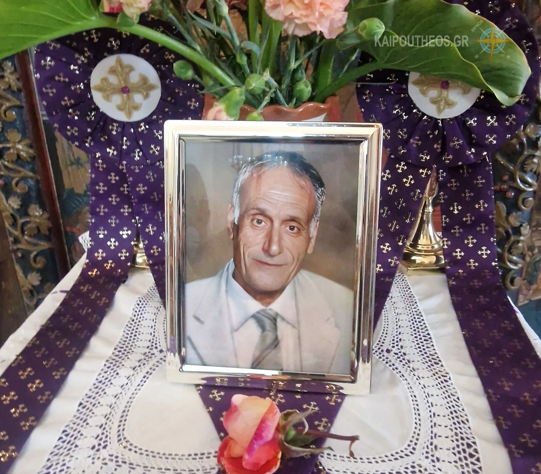 «Ο άνθρωπος πεθαίνει μόνο όταν ξεχαστεί»: Με πλήθος κόσμου και κλίμα βαθιάς συγκίνησης το τριετές μνημόσυνο του Λευτέρη Ποδότα στη Σίφνο.Βίντεο