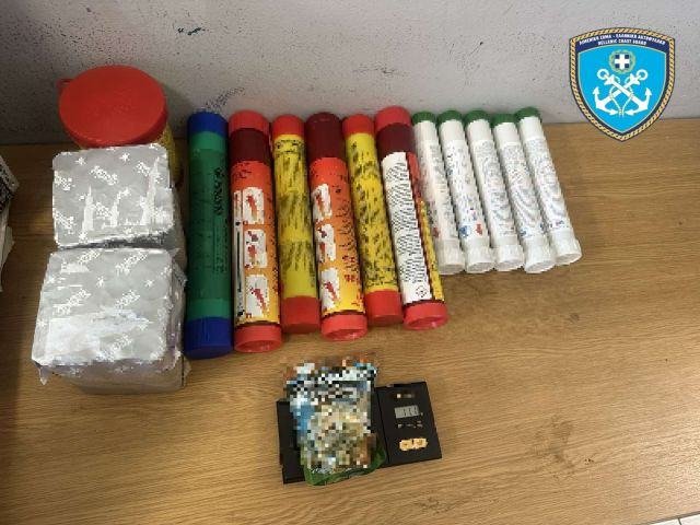 Σύλληψη για ναρκωτικά και κατοχή πυροτεχνημάτων στον Πειραιά.Τον “έπιασε” ο σκύλος του ΛΣ