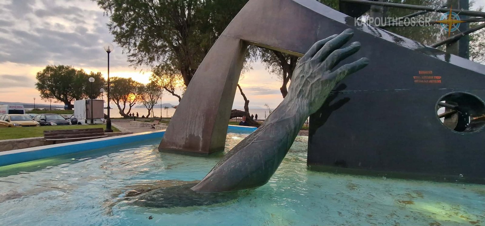 Το επιβλητικό “χέρι” στα Χανιά-Μνημείο για τα θύματα από το ναυάγιο του ΗΡΑΚΛΕΙΟΝ.Βίντεο