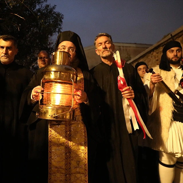 Με τιμές αρχηγού κράτους το Άγιο φως στην Ελλάδα