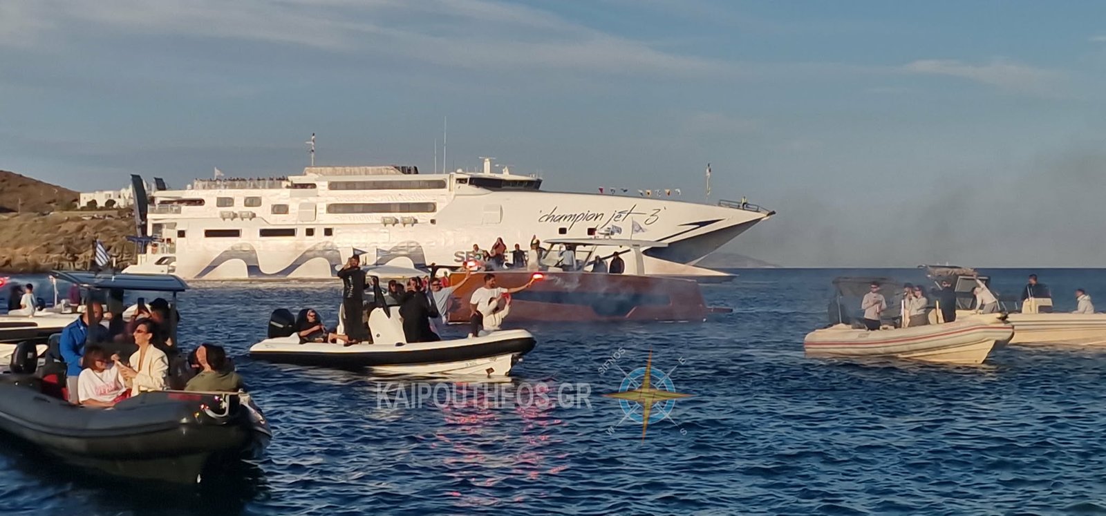 Δέος και συγκίνηση στη Σίφνο: Το Champion Jet 3 μετέφερε την εικόνα της Χρυσοπηγής στον Ιερό Βράχο (ΒΙΝΤΕΟ)