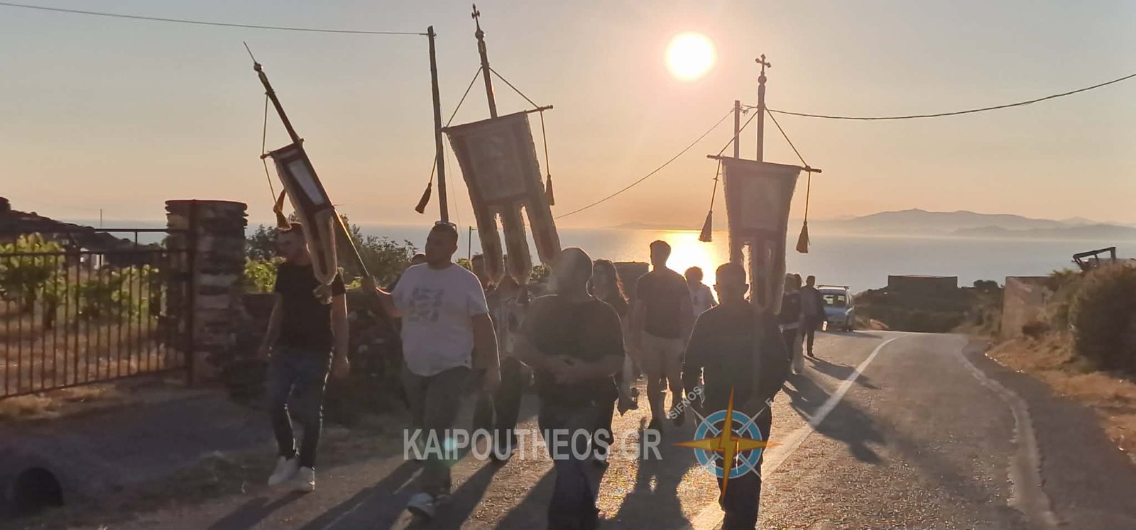 Με κατάνυξη και δέος η περιφορά της Πολιούχου Σίφνου, Παναγίας Χρυσοπηγής, στα χωριά του νησιού ως ανάμνηση του θαύματος με τις ακρίδες.Βίντεο