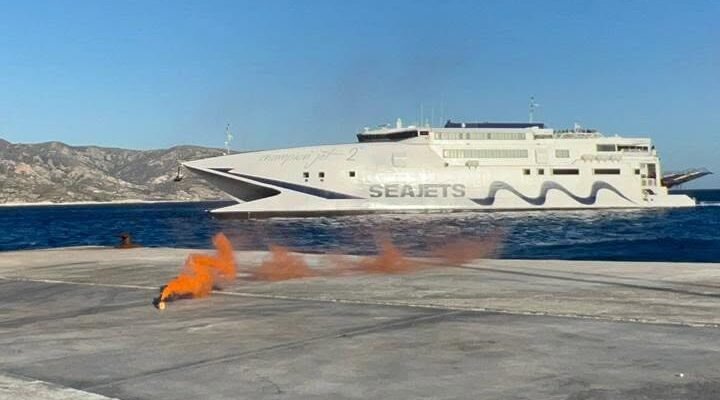 Με καπνογόνα υποδέχτηκαν στην Κίμωλο το CHAMPION JET2-Κάθε μέρα για Κύθνο, Σέριφο, Σίφνο, Κίμωλο και Μήλο.Βιντεο