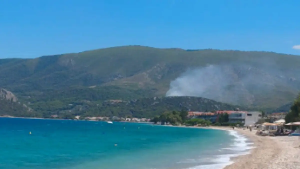 Δύο φωτιές στην Κορινθία: Ξέσπασαν σχεδόν ταυτόχρονα σε Αγγελόκαστρο και Άνω Αλμυρή, σηκώθηκαν εναέρια μέσα