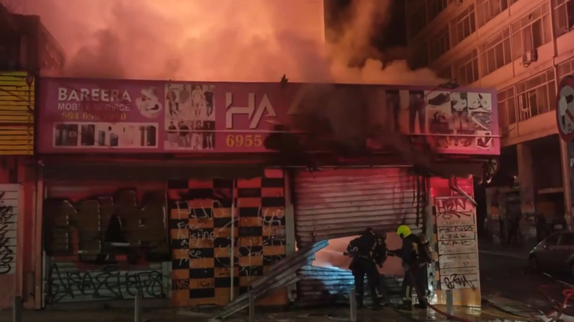 Ομόνοια: Φωτιά σε κατάστημα κινητής τηλεφωνίας, καταστράφηκε ολοσχερώς