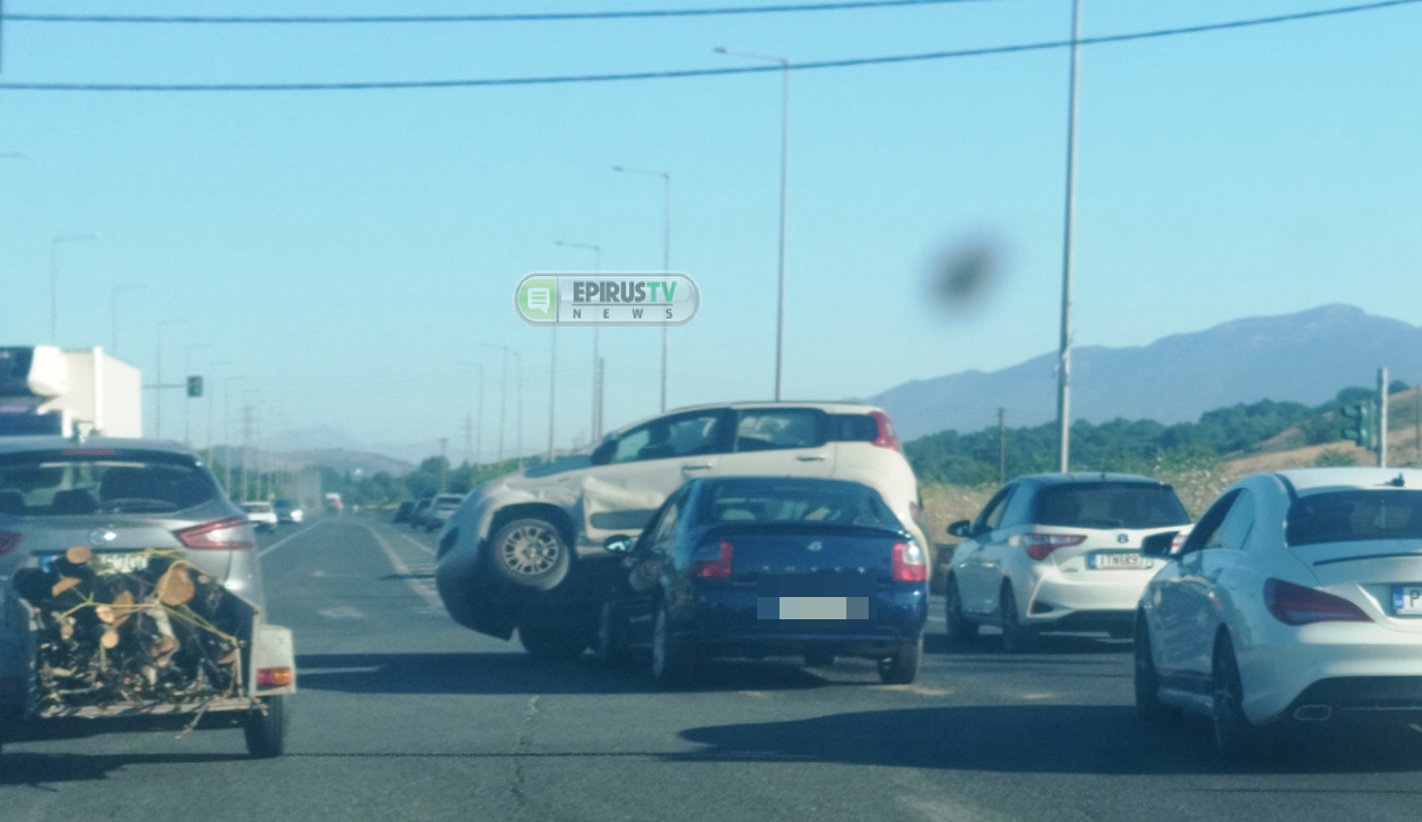 Ασυνήθιστο τροχαίο ατύχημα, το ένα αυτοκίνητο ανέβηκε στο άλλο.Μόνο υλικές ζημιές