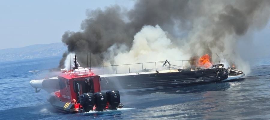 Πήρε φωτιά και βυθίστηκε Τ/Χ σκάφος στον Σαρωνικό