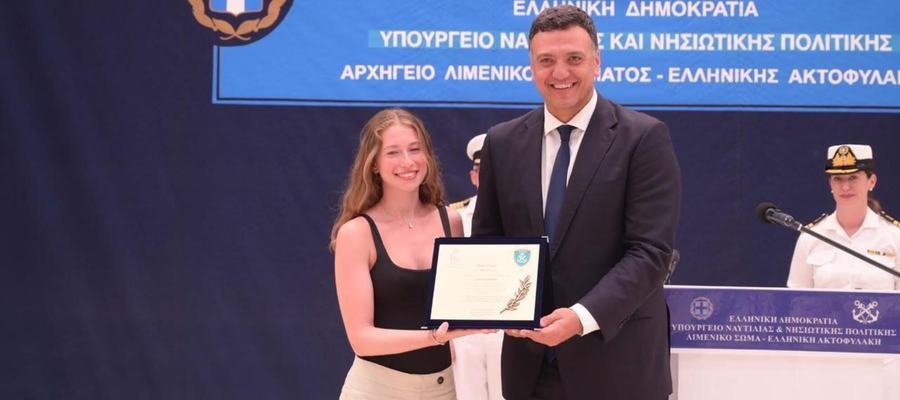Ο Β.Κικίλιας βράβευσε ναυαγοσώστρια που είχε βοηθήσει να σωθούν 7 άνθρωποι μεταξύ των οποίων δύο παιδιά.