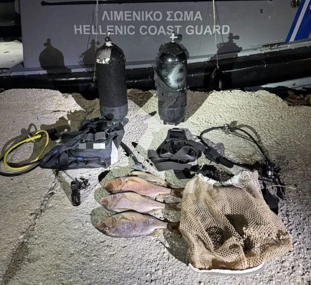 Ψάρευαν παράνομα με υποβρύχιο φως. κατασχέθηκαν ο καταδυτικός εξοπλισμός καθώς και τα παράνομα αλιεύματα