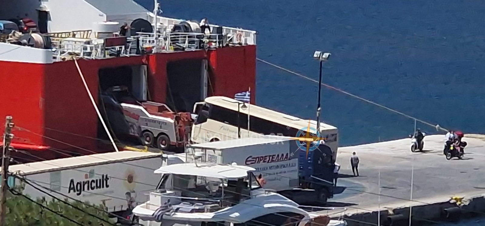 Σίφνος: Φόρτωση λεωφορείου ρυμουλκούμενο στο ΔΙΟΝΥΣΙΟΣ ΣΟΛΩΜΟΣ.Βίντεο