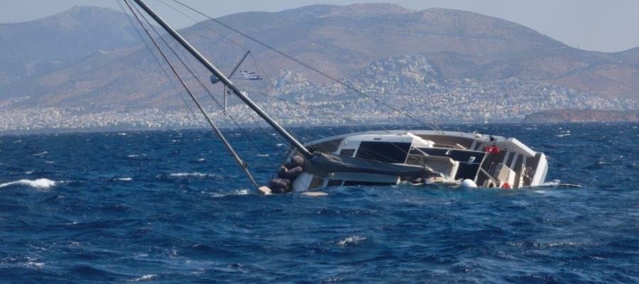 Ημιβύθιση Ι/Φ σκάφους στη Βουλιαγμένη με οκτώ επιβαίνοντες