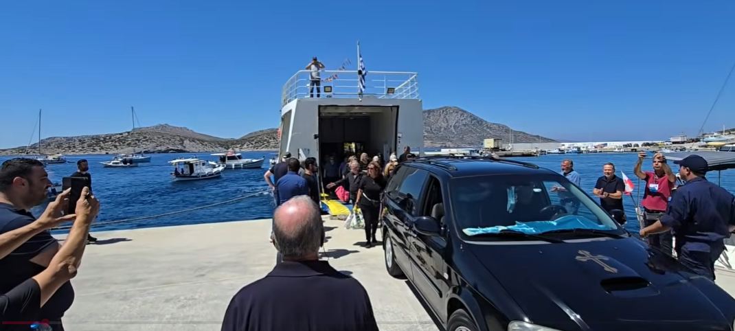 Πένθος και συγκίνηση, οι Φούρνοι Κορσεών αποχαιρέτησαν σήμερα τον εν ενεργεία Δήμαρχό τους, Δημήτρη Καρύδη.Βίντεο