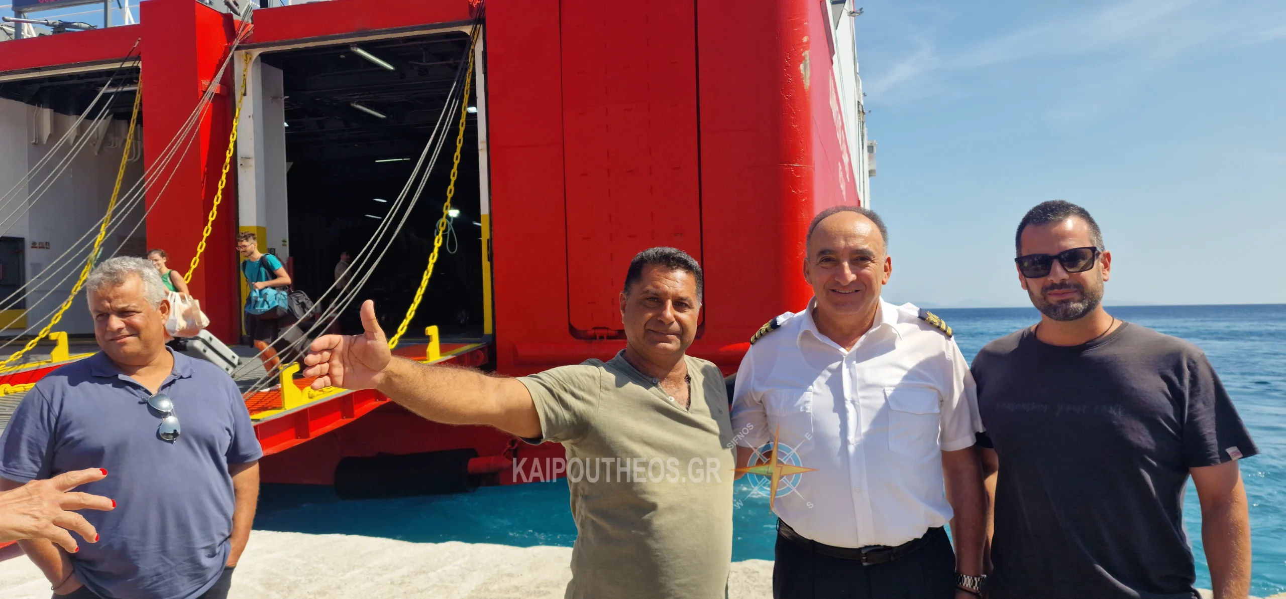 Η ανθρώπινη πλευρά των Κυκλάδων: Το δώρο στον καπετάνιο και αυθόρμητη συγκινητική κίνηση του Δημάρχου Σικίνου στον καταπέλτη του «ΔΙΟΝΥΣΙΟΣ ΣΟΛΩΜΟΣ»