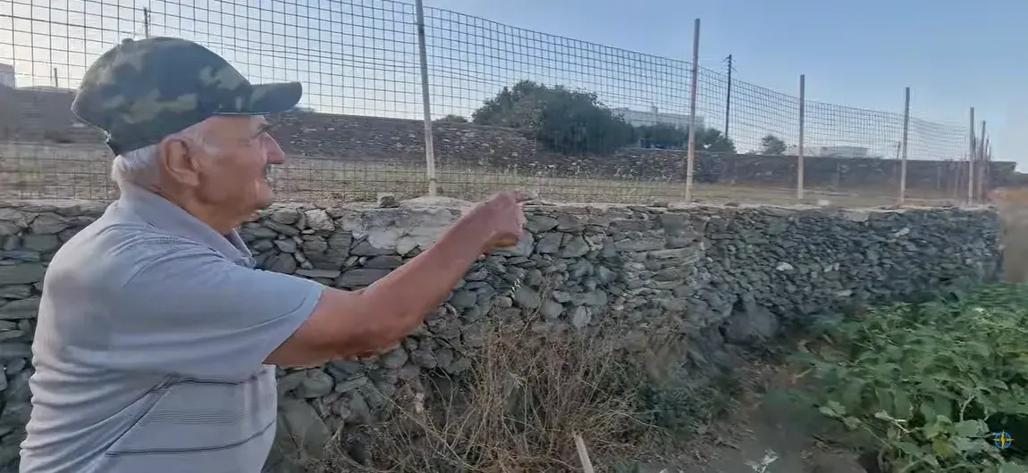 Αυτή είναι η παλιά Σίφνος! Ο Κώστας Καράβος κρατά την παράδοση ζωντανή μέχρι σήμερα και μας λέει τα μερομήνια και όχι μόνο.Βίντεο