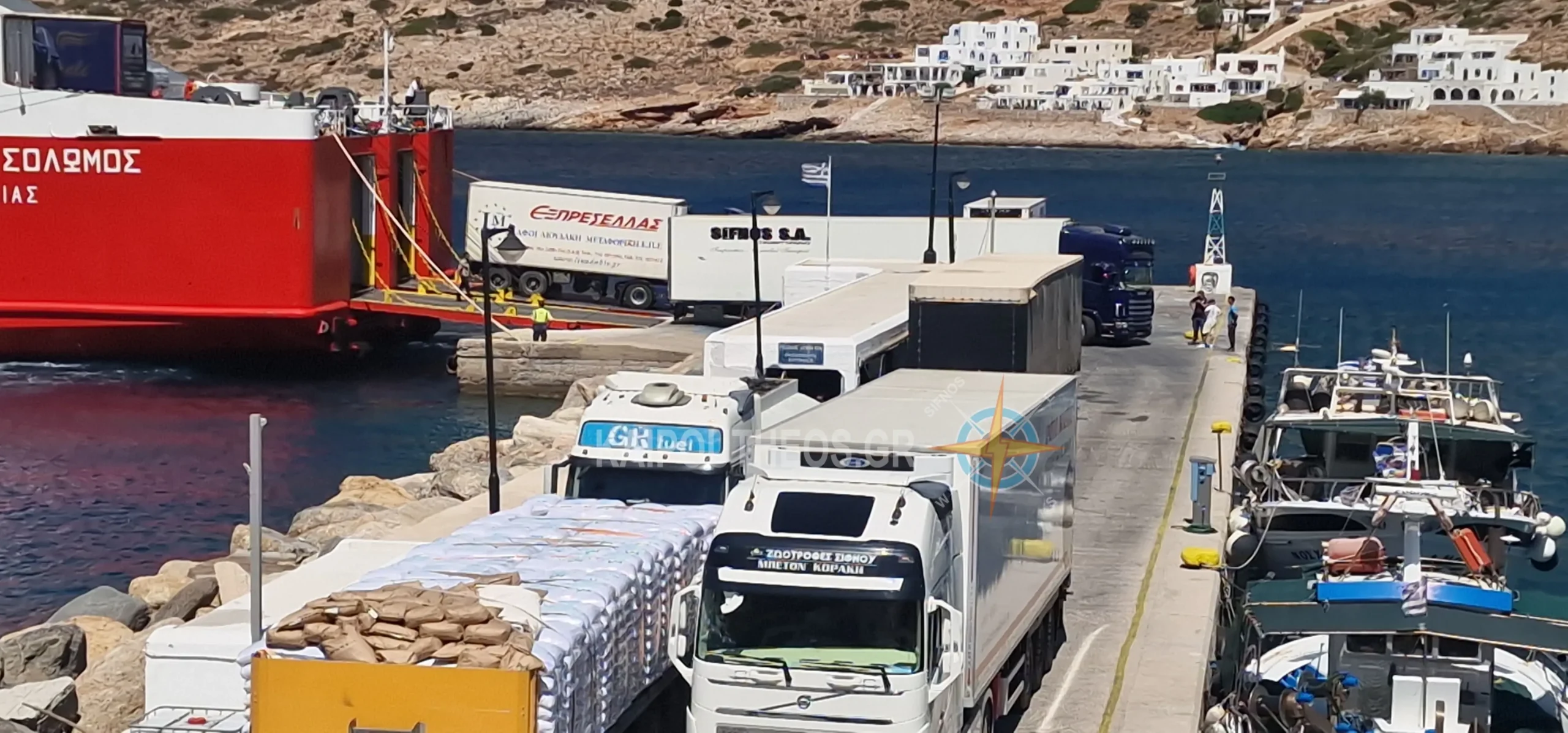 Με 21 φορτηγά, αρκετά ιχ και κόσμο η σημερινή άφιξη του ΔΙΟΝΥΣΙΟΣ ΣΟΛΩΜΟΣ στη Σίφνο.Βίντεο-φωτογραφίες