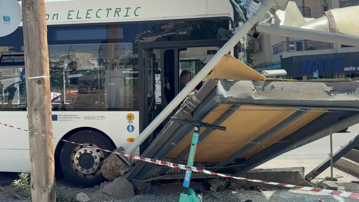 Θεσσαλονίκη: Ηλεκτρικό λεωφορείο έπεσε πάνω σε στάση – 4 τραυματίες