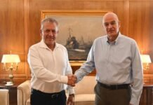 Γιάννης Βρούτσης: ύστερα από 12 χρόνια αγώνα και επιμονής, μαζί με τον μαχητικό Δήμαρχο της Ανάφης, Ιάκωβο Ρούσσο, για να αποκτήσει το πανέμορφο νησί ένα πεδίο προσγείωσης μικρών αεροσκαφών