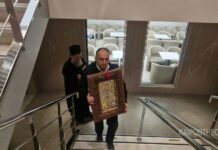 Στο «Διονύσιος Σολωμός» η εικόνα της πολιούχου Σίφνου Παναγίας Χρυσοπηγής.Την μετέφερε ο καπετάνιος στη γέφυρα.Βίντεο-φωτογραφίες