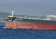 Μια επιβλητική συνάντηση με ιστορικό… πολέμου: Συνάντηση με το “Θηρίο” «NISSOS SIFNOS» που βγήκε αλώβητο από επίθεση με drone (ΒΙΝΤΕΟ)
