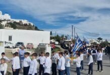 Σίφνος: Οι μαθητές είπαν «ΟΧΙ» στην ακύρωση της παρέλασης και παρέλασαν αυθόρμητα από μόνοι τους.Τους αποθέωσε το πλήθος-Βίντεο