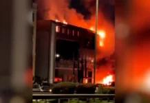 Κάηκε ολοσχερώς αντιπροσωπεία αυτοκινήτων στη Βουλιαγμένης-Βίντεο